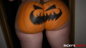 สาวอวบหีบาน Abigaiil Morris ใส่ชุด Halloween โดนควยใหญ่ซอยหีแตกในคาหี