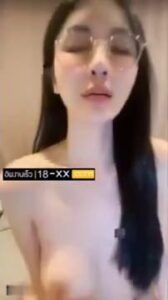 คลิปหลุด สาวแว่นนมใหญ่ซอยหีตัวเองเงี่ยนโคตร น้ำเงี่ยนพุ่งกระจายเต็มที่นอน
