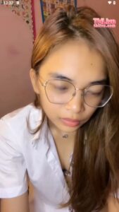 คลิปหลุด น้องแว่นหีเนียน ช่วยตัวเองกระแทกหีด้วยนิ้วยาว ครางลั่นยั่วควยใหญ่