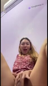 คลิปหลุดสาวมุสลิมหีอูมเงี่ยนโคตร นั่งซอยหีตัวเองโชกมือ น้ำเงี่ยนแตกพุ่ง