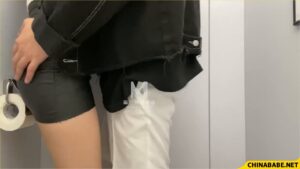 สาวจีนหุ่นเซ็กซี่คาชุดยั่ว โดนควยใหญ่ซอยหีแรงๆ แตกในห้องน้ำฉ่ำๆ