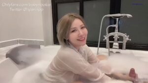คลิปหลุด Babynookie นมยักษ์อวบ โดนแฟนซอยหีแตกในห้องน้ำดังลั่น