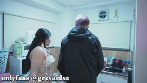 สาวไทยติดใจควยช่างประปา ถูกจับได้เย็ดสดซอยหีคาห้องน้ำ