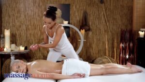 สาวเงี่ยนถูกนวดแล้วเอามือทั้งกำปั้นยัดหีแน่นจนร้องคราง